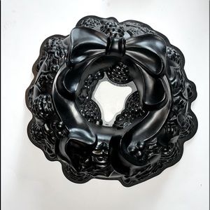 Nordic Ware Christmas Wreath Bundt Pan Pinecones holly